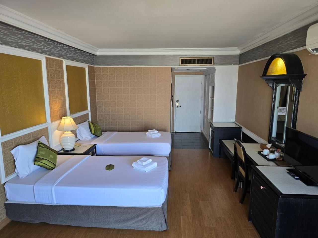 First Pacific Cirrus Hotell Pattaya Exteriör bild