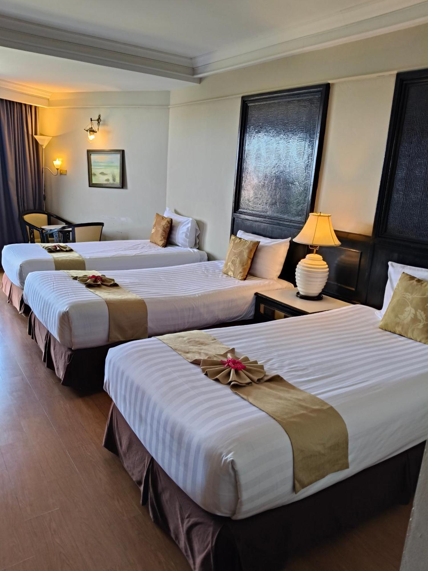 First Pacific Cirrus Hotell Pattaya Exteriör bild