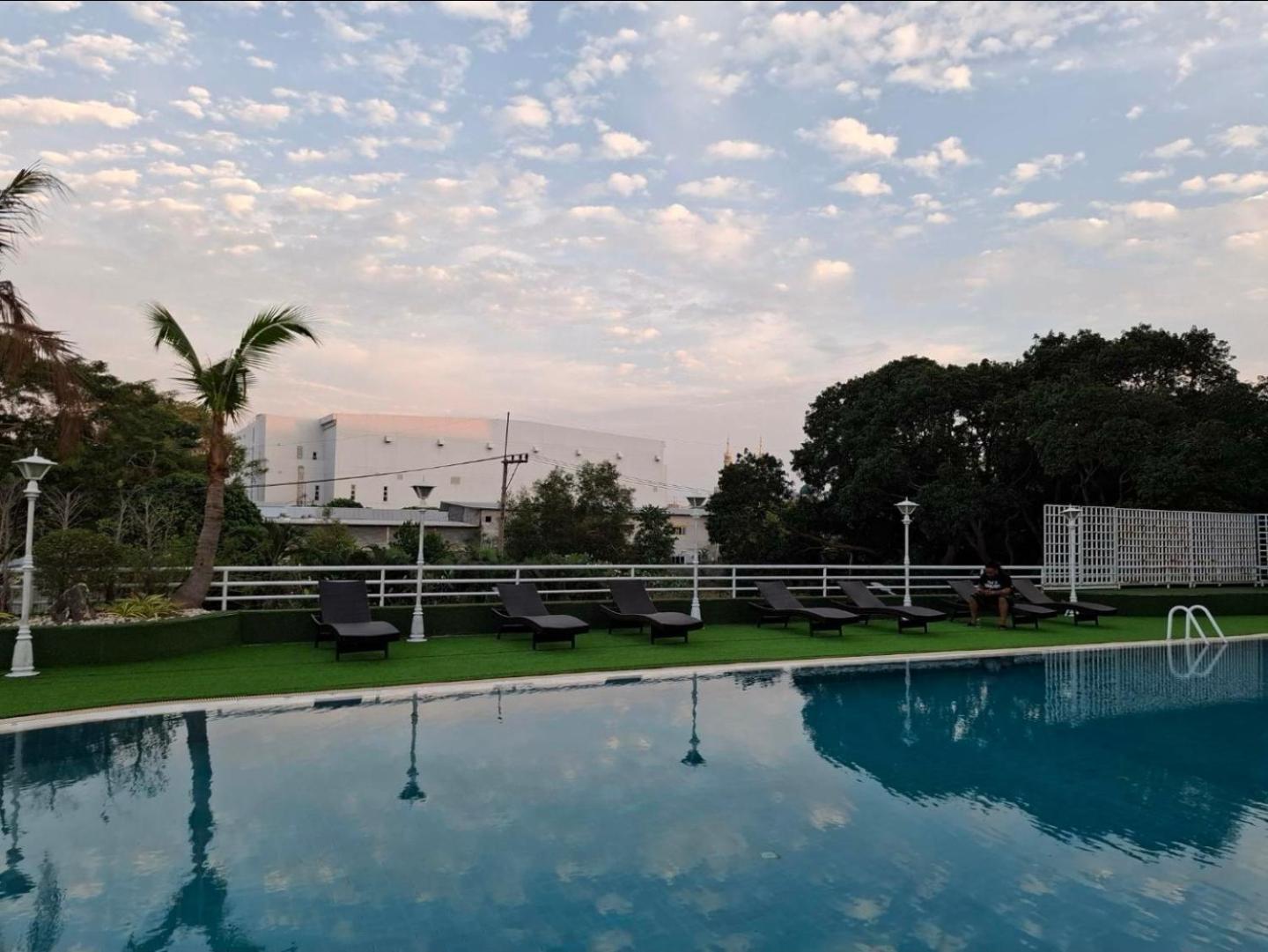 First Pacific Cirrus Hotell Pattaya Exteriör bild