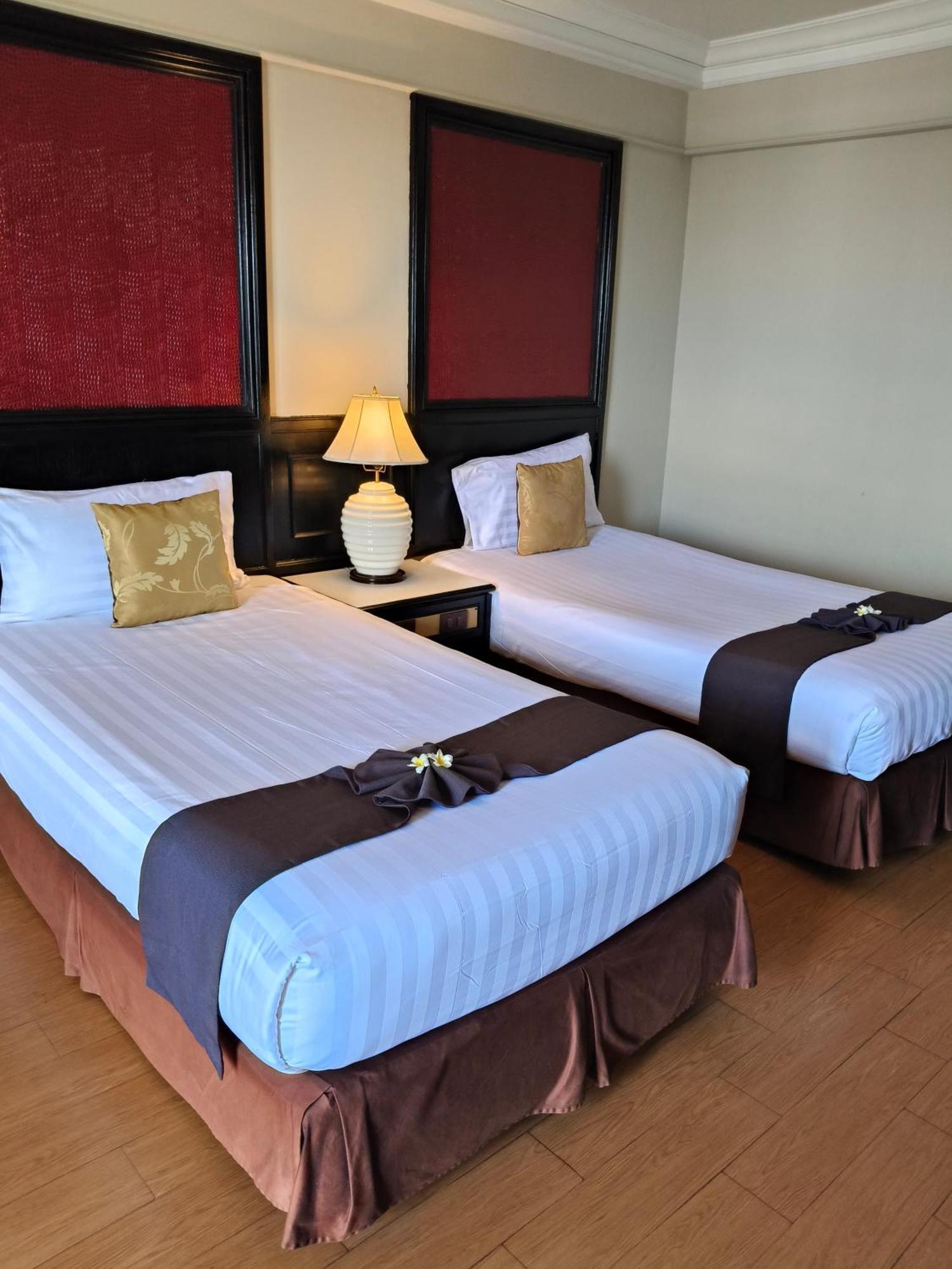 First Pacific Cirrus Hotell Pattaya Exteriör bild