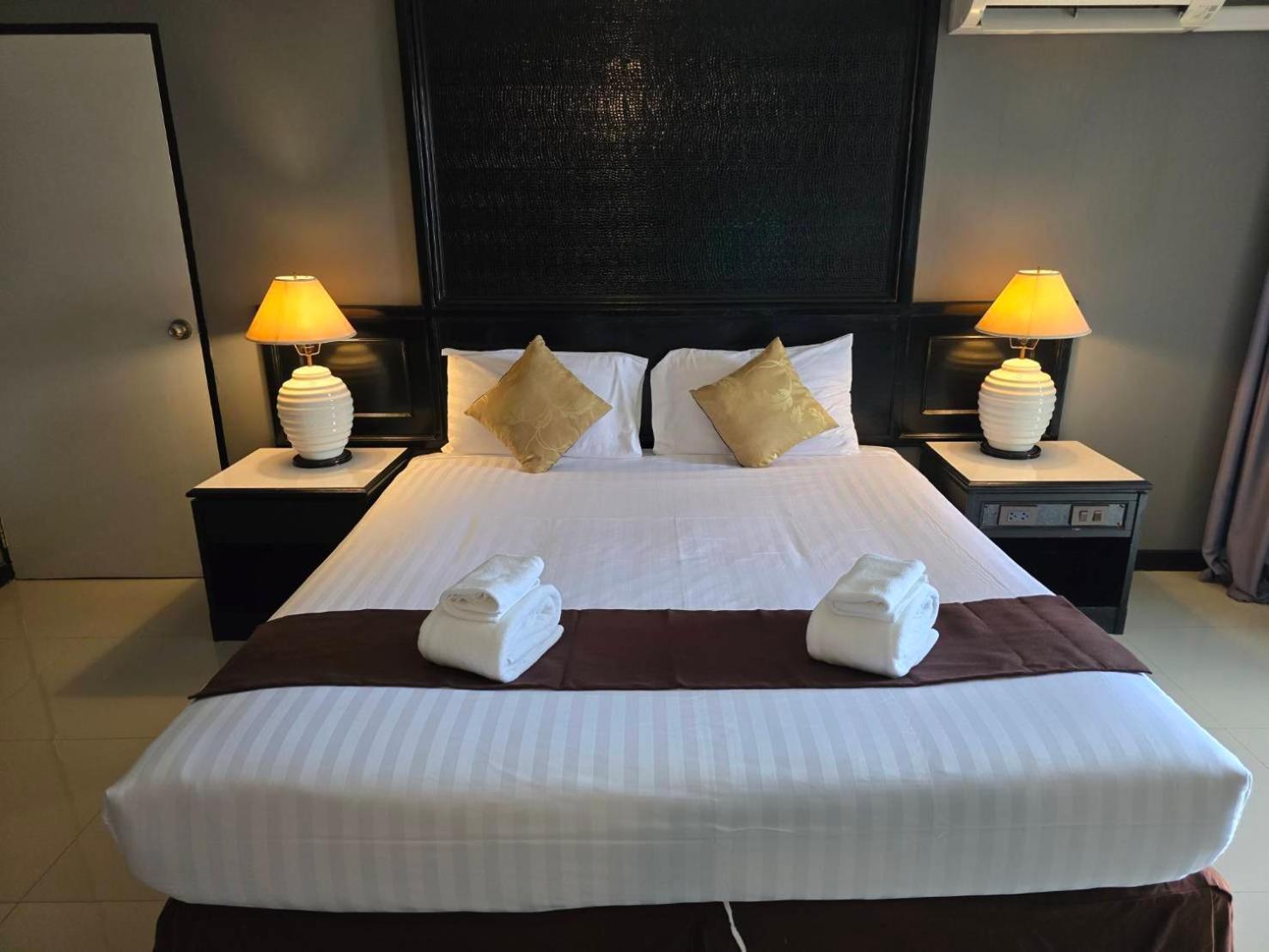 First Pacific Cirrus Hotell Pattaya Exteriör bild