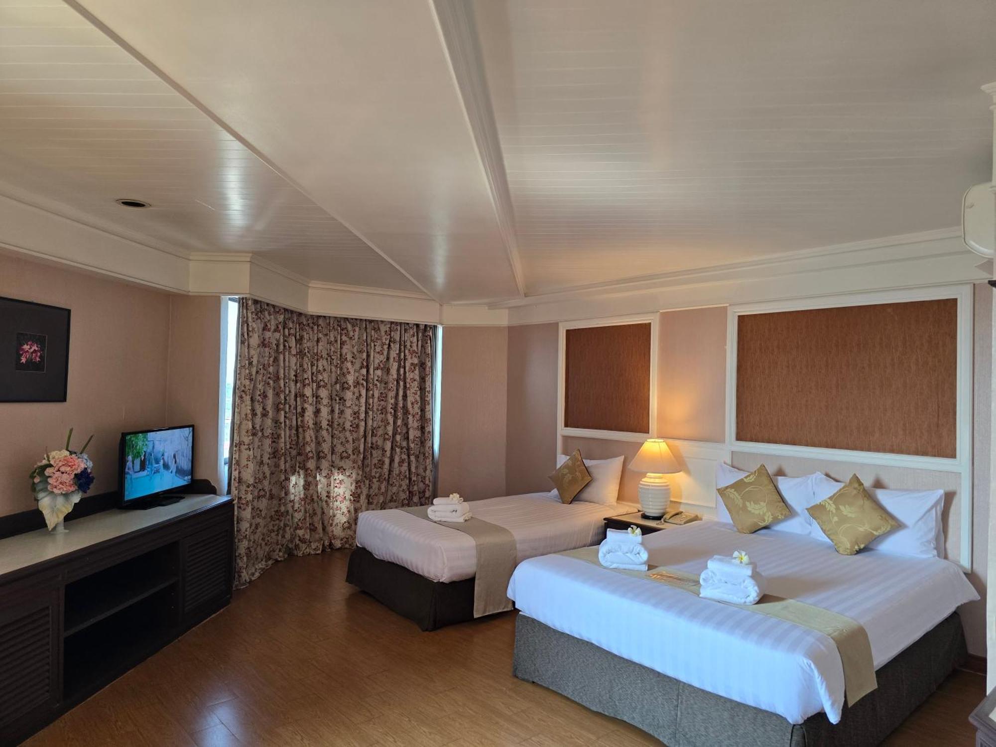 First Pacific Cirrus Hotell Pattaya Exteriör bild