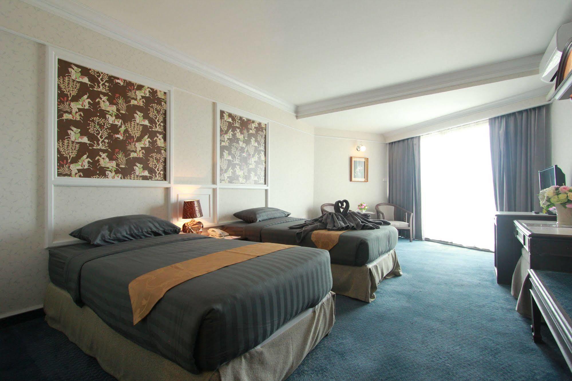 First Pacific Cirrus Hotell Pattaya Exteriör bild