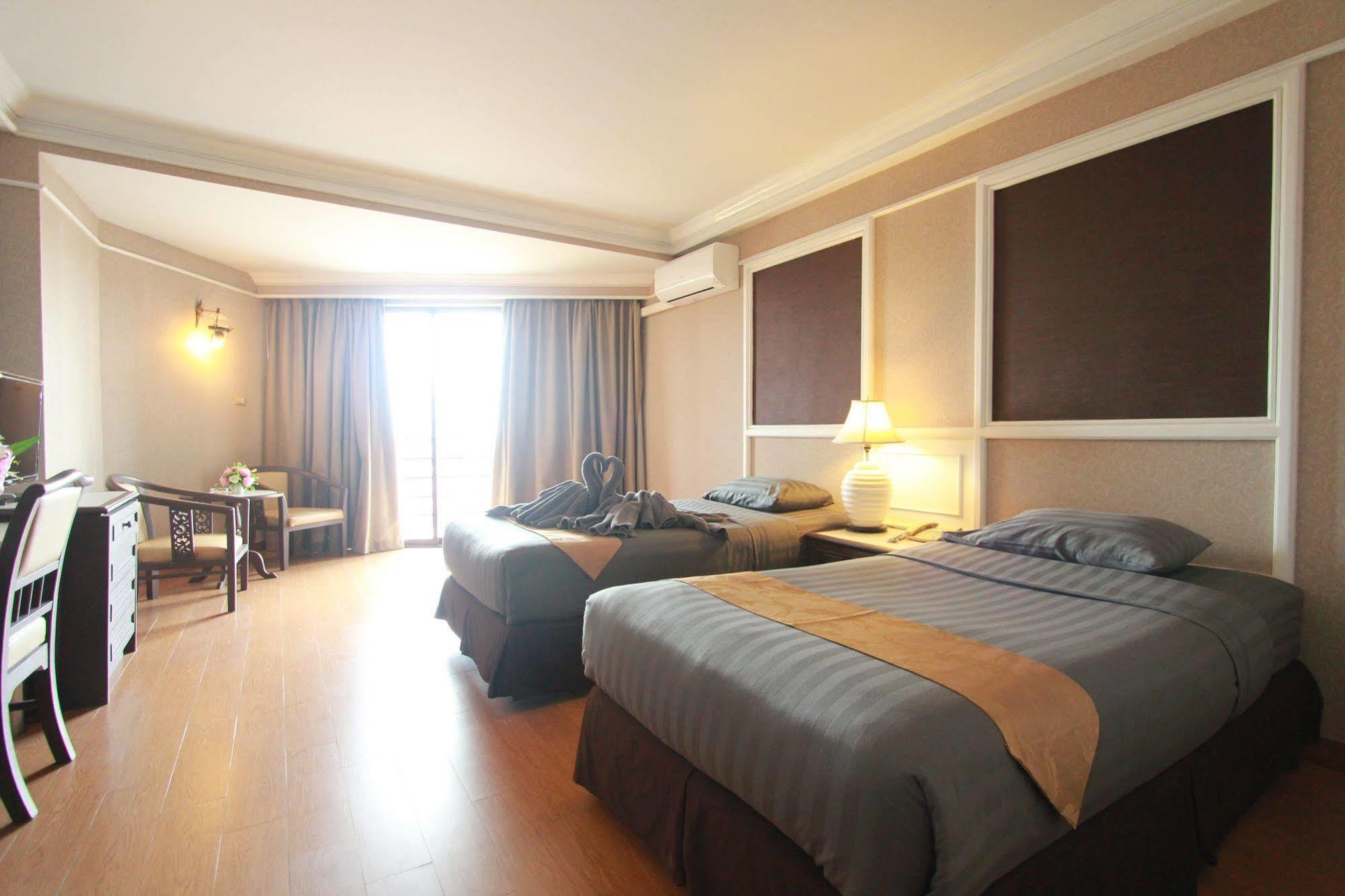 First Pacific Cirrus Hotell Pattaya Exteriör bild